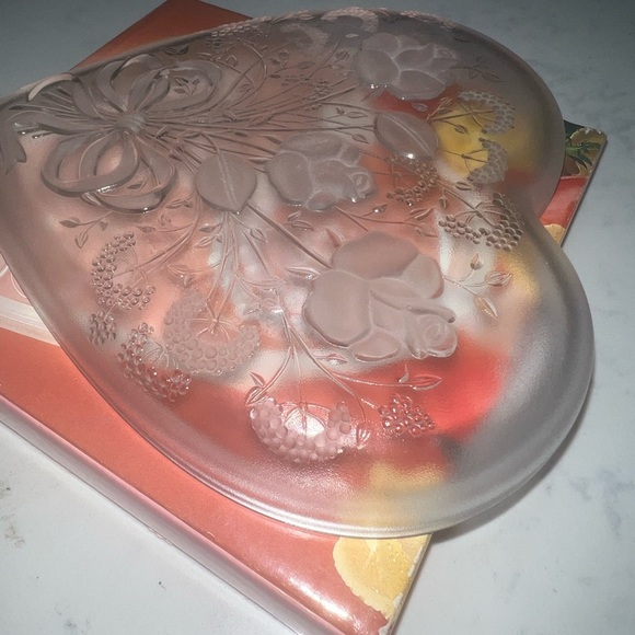 Heart-Shaped Plate with Floral Design - Picture 3 of 11